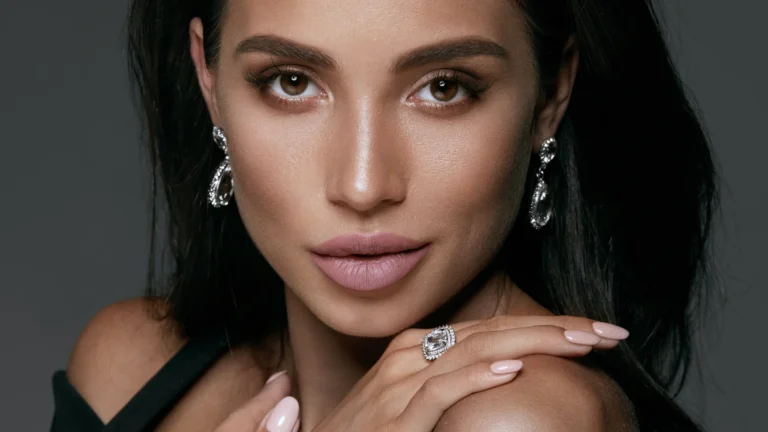 Embarking on the journey to start your own jewelry brand is exciting! It's a fantastic way for women entrepreneurs to showcase their creativity and business acumen. With the right jewellery manufacturer for women entrepreneurs, you can turn your vision into a sparkling reality. Let's dive into the steps you need to take.