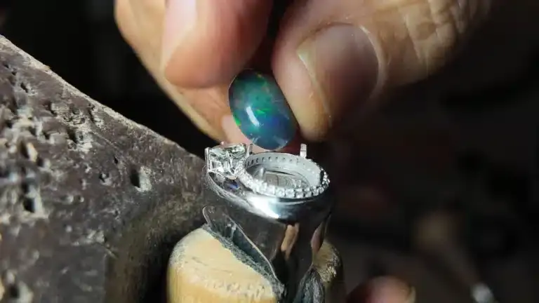 Prong Setting vs Bezel Setting: Which Is Better for Your Design?