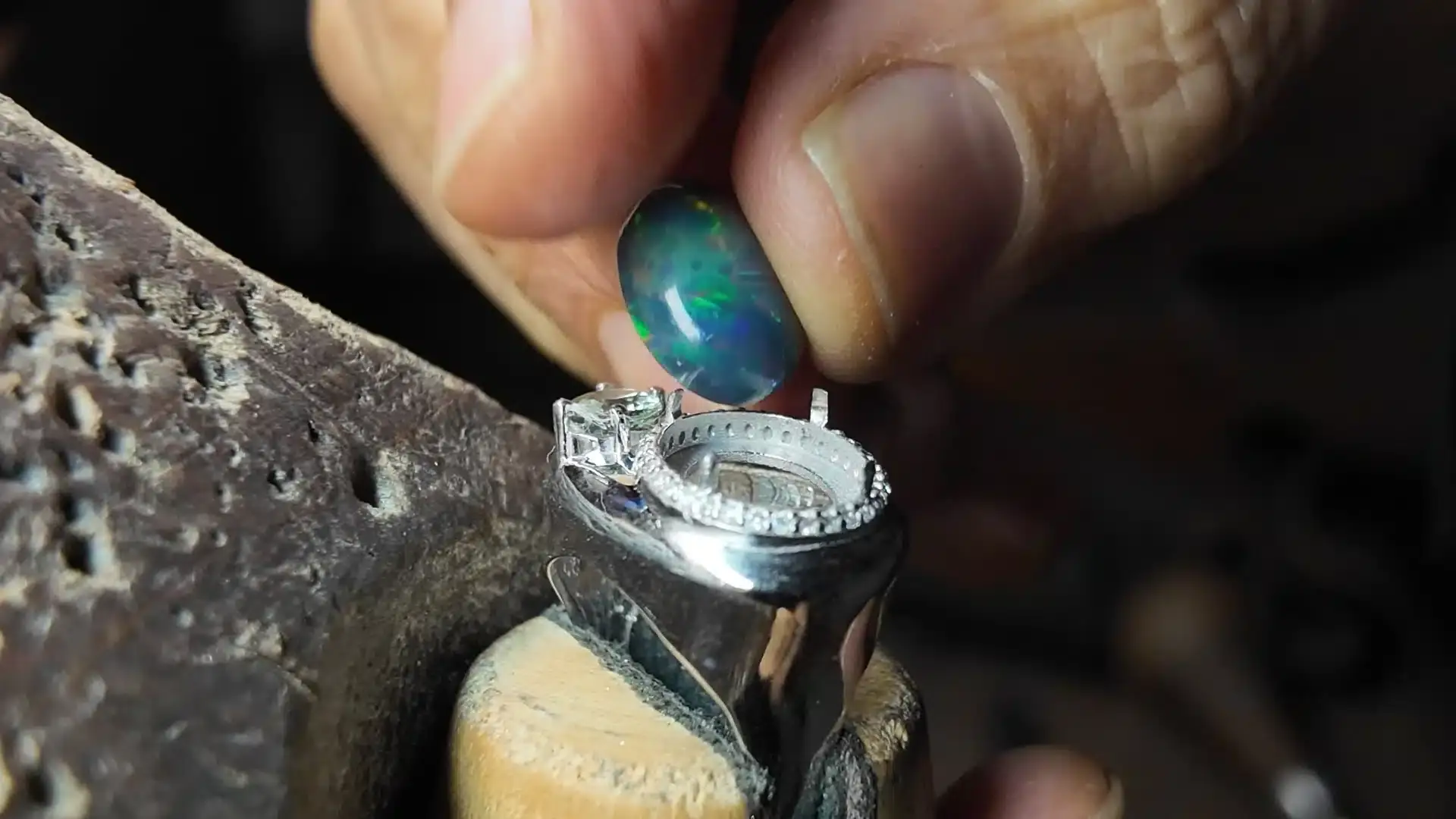 Prong Setting vs Bezel Setting: Which Is Better for Your Design?